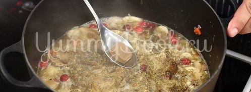 квашеная капуста, тушенная с клюквой. Шаг 3