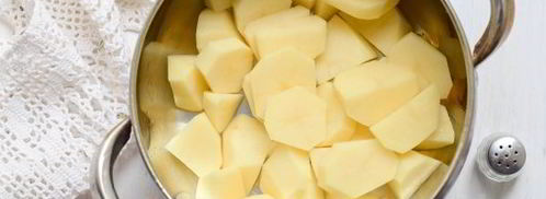 тушеная картошка с тушенкой в кастрюле. Шаг 3