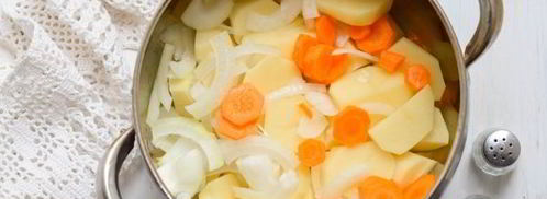 тушеная картошка с тушенкой в кастрюле. Шаг 4