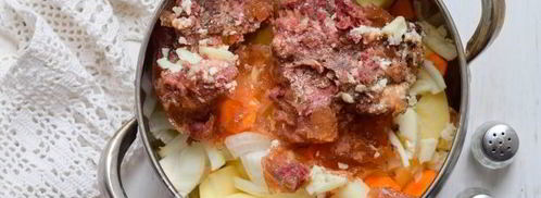 тушеная картошка с тушенкой в кастрюле. Шаг 5