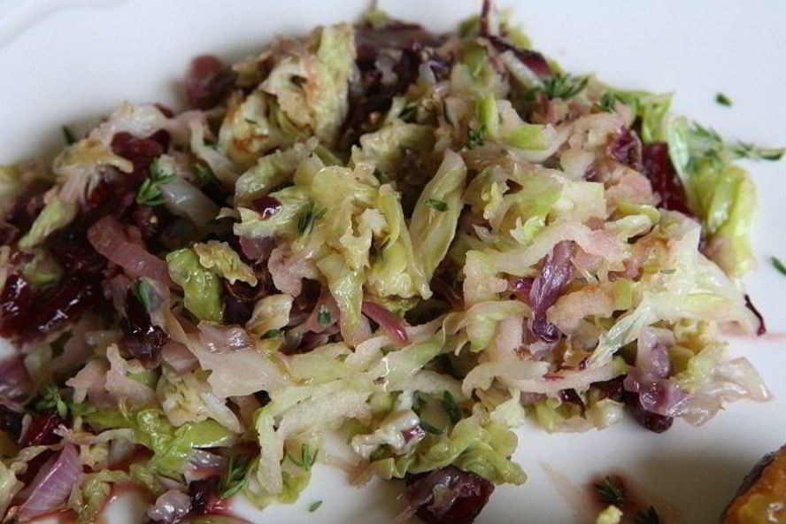 Рецепт тушеной савойской капусты с радиккио и клюквой