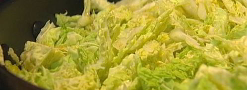 тушеная савойская капуста с радиккио и клюквой. Шаг 5