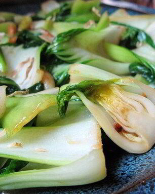 Жареный пак-чой с зеленым луком и имбирем