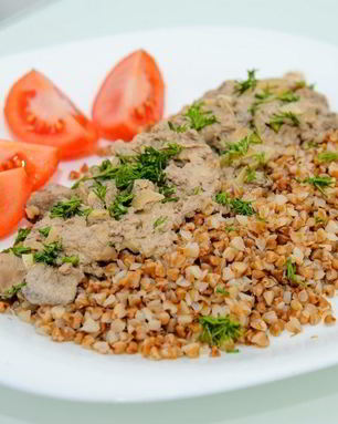 Куриная печень с грибами в сметане