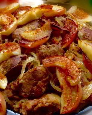 Куриная печень с жареными яблоками