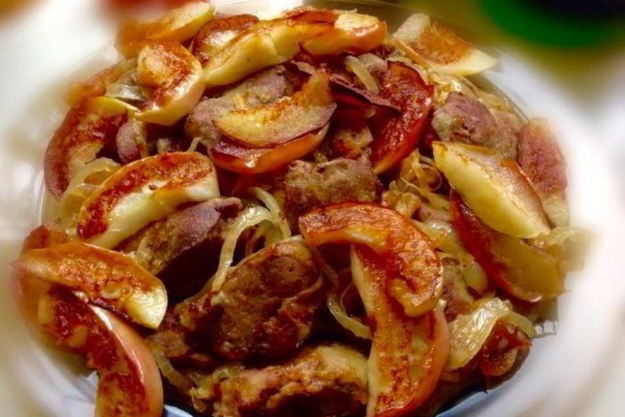 Рецепт куриной печени с жареными яблоками