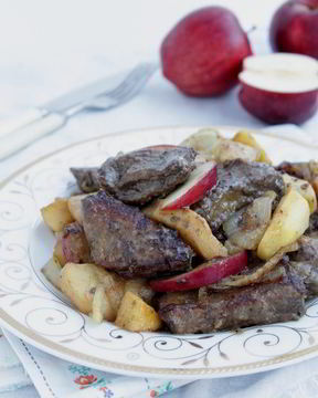 Печень с яблоками и луком