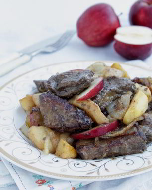 Печень с яблоками и луком