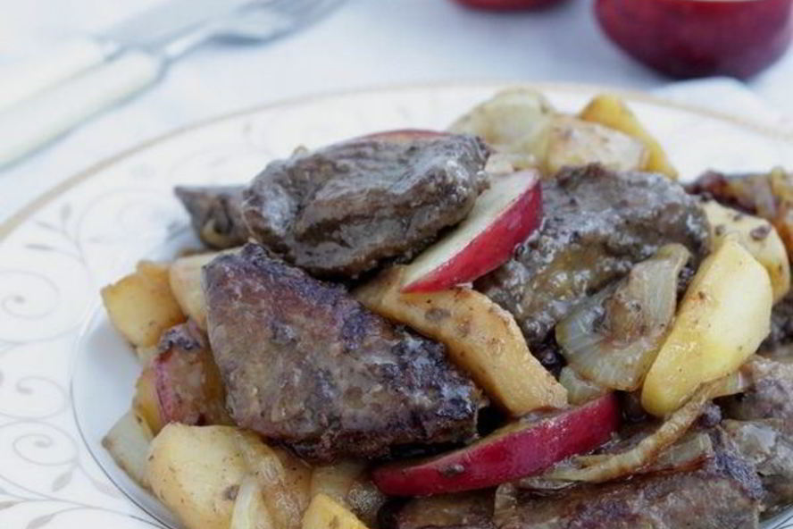 Рецепт печени с яблоками и луком