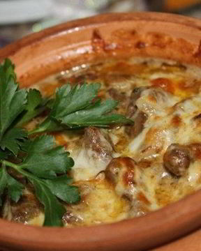 Тушеная печень с грибами в горшочке