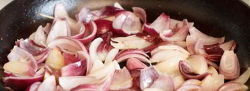 жареная куриная печень с фисташками и рукколой. Шаг 5