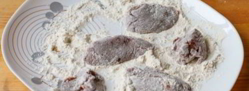 жареная куриная печень с фисташками и рукколой. Шаг 7