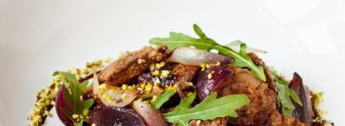 жареная куриная печень с фисташками и рукколой. Шаг 14