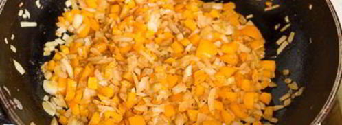 жареная куриная печень с яблоками и сладким перцем. Шаг 11