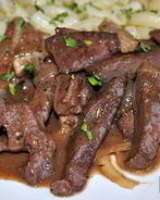 Жареная печень с винным соусом