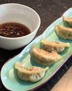 Китайские пельмени с креветками и овощами