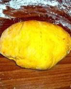 Морковно-шафрановое пельменное тесто