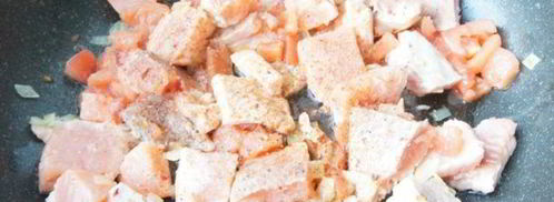 быстрый плов с рыбой и зеленым горошком. Шаг 3