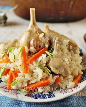 Плов с курицей в утятнице на плите