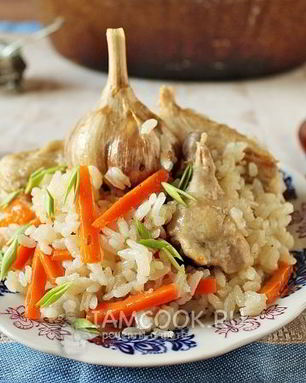 Плов с курицей в утятнице на плите