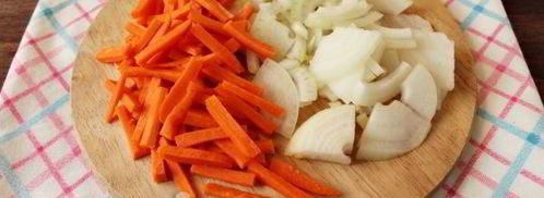 плов с курицей в утятнице на плите. Шаг 4