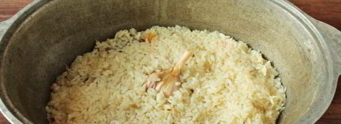 плов с курицей в утятнице на плите. Шаг 13