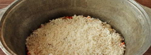 плов с курицей в утятнице на плите. Шаг 11