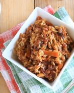 Сладкий плов из коричневого бурого риса с финиками и орехами