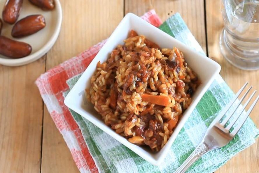 Рецепт сладкого плова из коричневого бурого риса с финиками и орехами