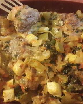 Фрикадельки, запеченные с овощным рагу