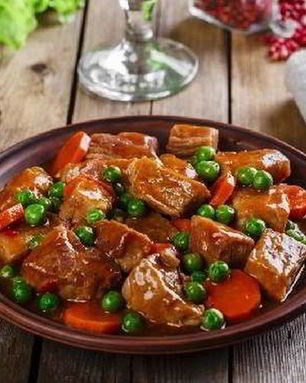 Мясное рагу с зеленым горошком