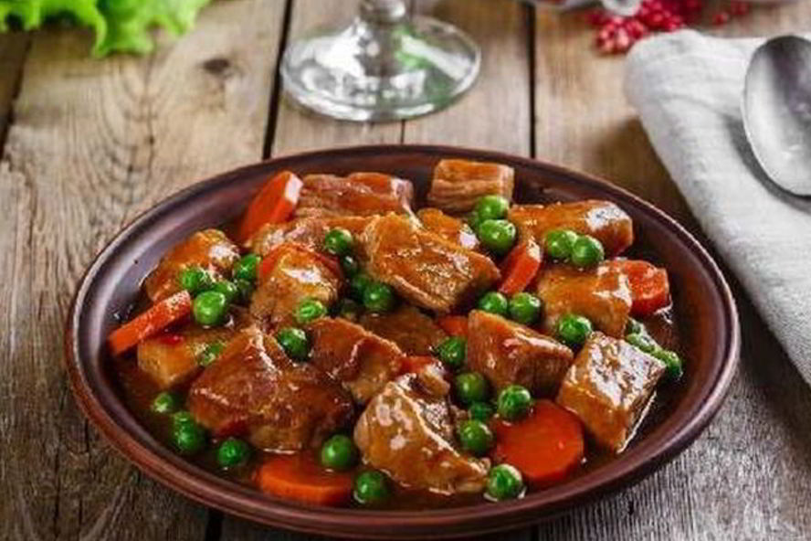 Рецепт мясного рагу с зеленым горошком