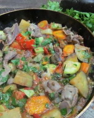 Овощное рагу с куриными желудками