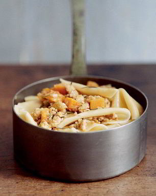 Паппарделле с рагу из розмарина, тыквы и курицы