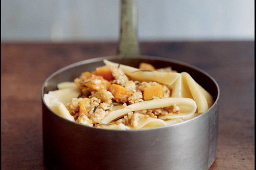 Рецепт паппарделле с рагу из розмарина, тыквы и курицы