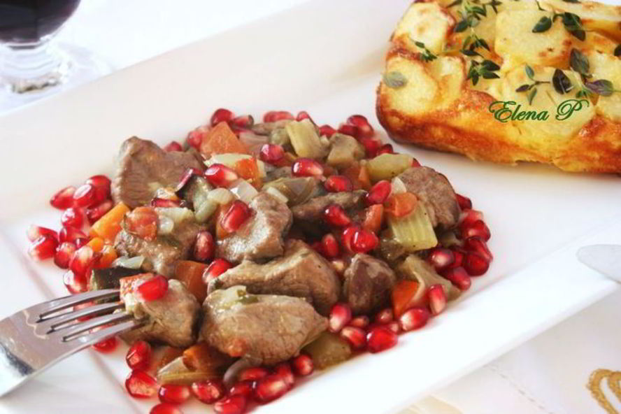 Рецепт рагу из баранины с зернами граната и картофельным гарниром