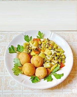 Рагу из молодых летних овощей с картофелем отварным