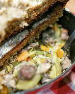 Слоеное рагу из мяса и овощей под хлебной корочкой