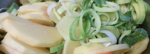 слоеное рагу из мяса и овощей под хлебной корочкой. Шаг 2