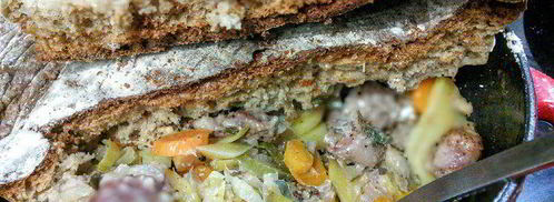 слоеное рагу из мяса и овощей под хлебной корочкой. Шаг 9