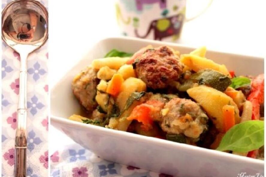 Рецепт уютного рагу иза овощьёго и куриных котлетка