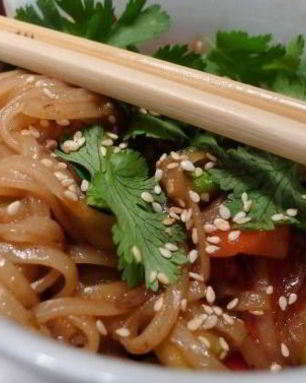 Рисовая лапша с курицей и овощами