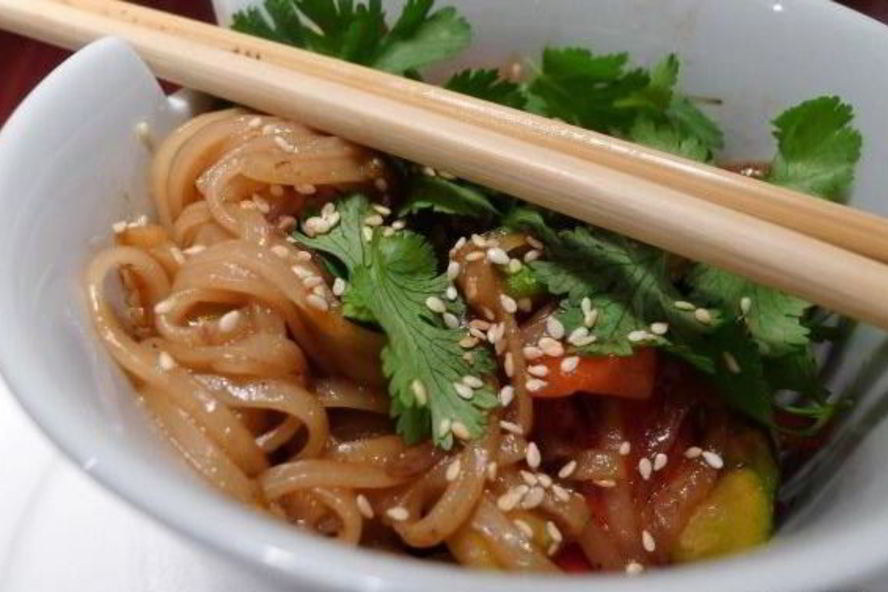 Рецепт рисовой лапши с курицей и овощами