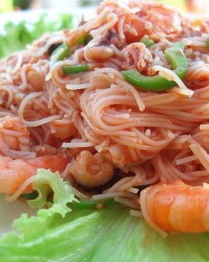 Рисовая лапша с овощами и морепродуктами