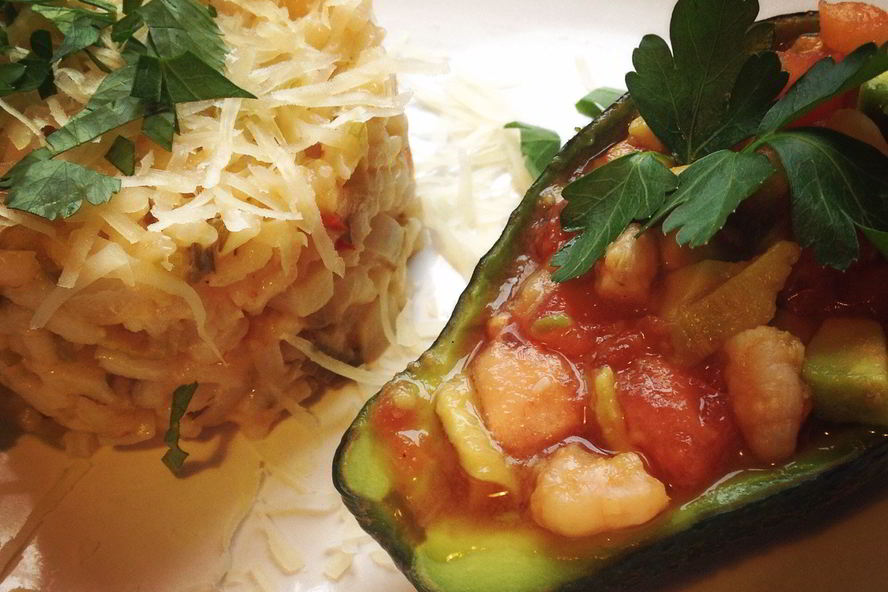 Рецепт ризотто с креветками и салатом из авокадо