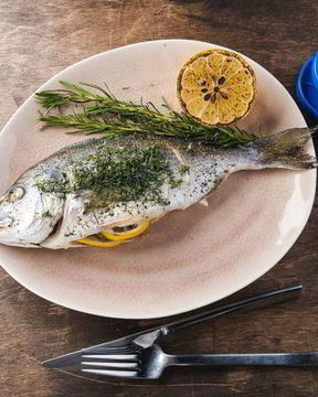 Дорада, запеченная с пряными травами и лимоном