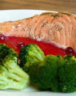 Форель на пару с клюквенным соусом