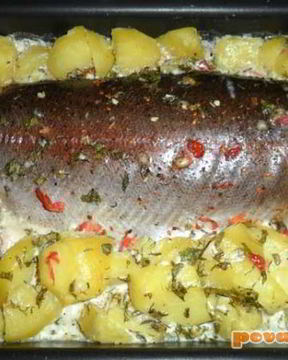 Форель, запеченная с картофелем в сливках