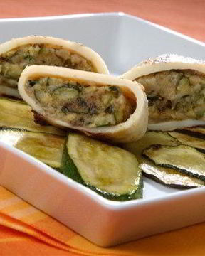 Кальмары, фаршированные цукини, грибами и картофелем