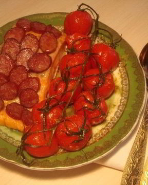 Красная рыба в чешуе из копченых колбасок